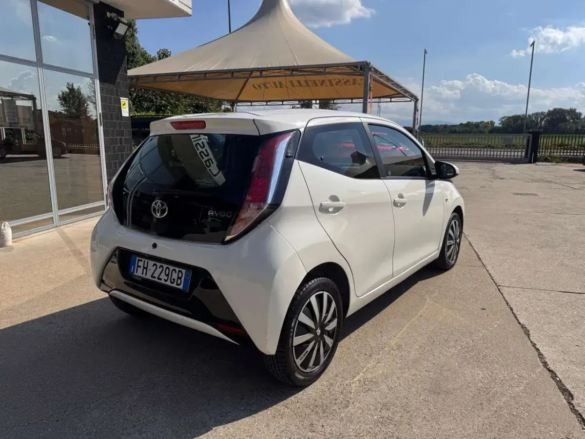 Usata Toyota Aygo X-Black 69 CV (50 kW) 2017 Bianco Utilitaria