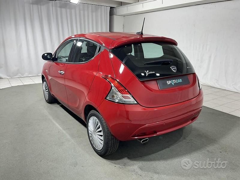 Usata Lancia Ypsilon Gold 70 CV (51 kW) 2022 Rosso Utilitaria