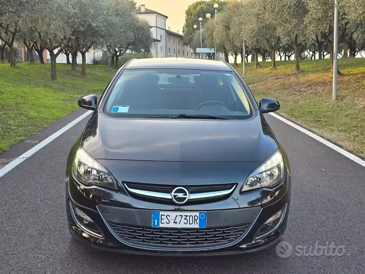 Usata Opel Astra 101 CV (74 kW) 2013 Nero Berlina