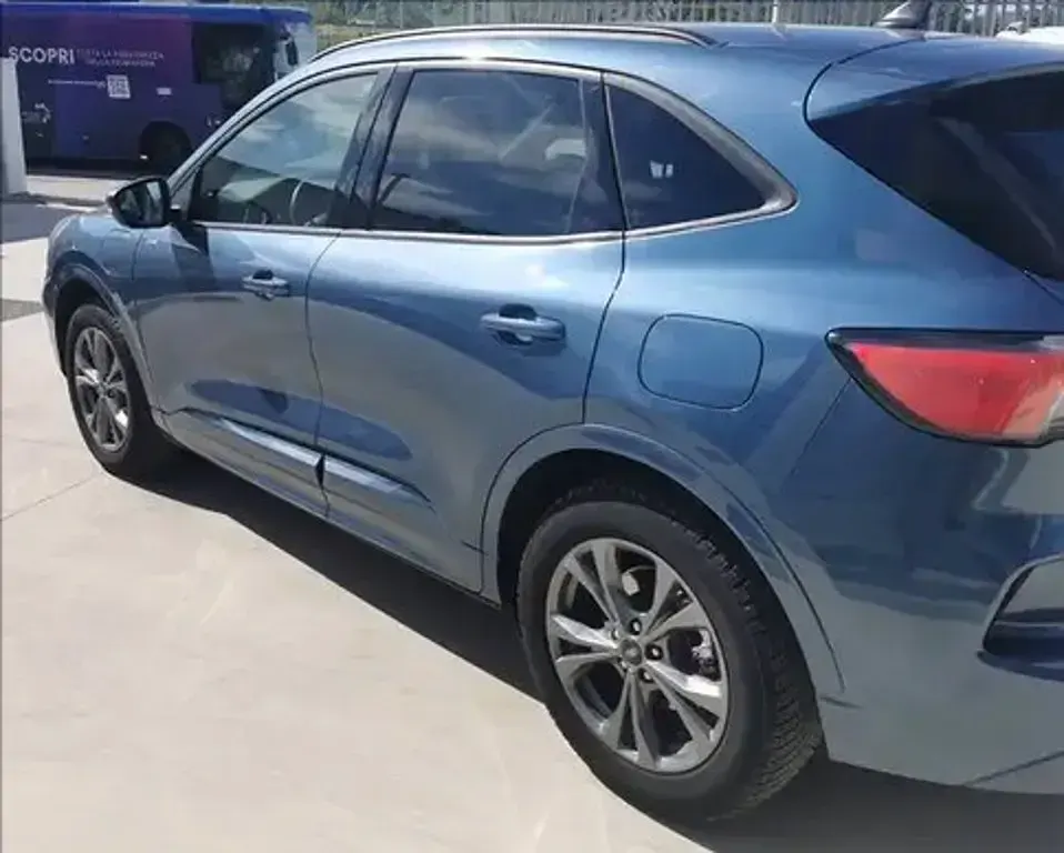Usata Ford Kuga ST-Line 225 CV (165 kW) 2023 Blue metallic (metalliclackierung) SUV