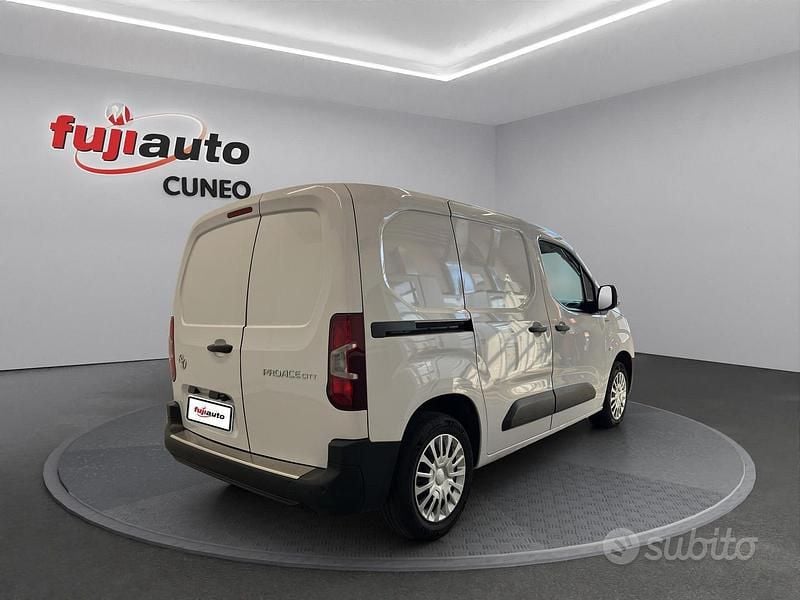Usado Toyota Proace City City 102 CV (75 kW) 2024 Blanco Monovolumen