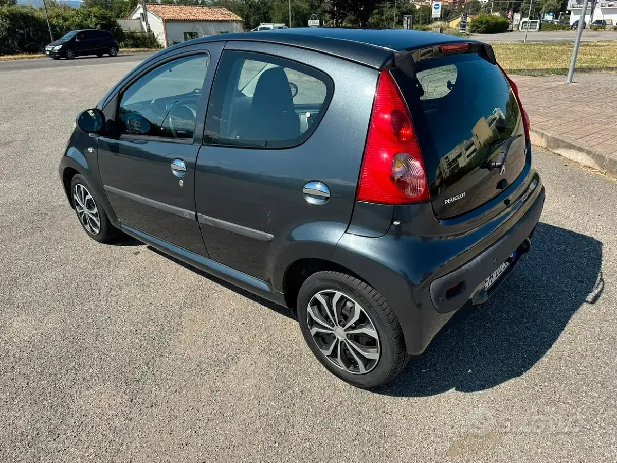 Usata Peugeot 107 68 CV (50 kW) 2012 Grigio Utilitaria