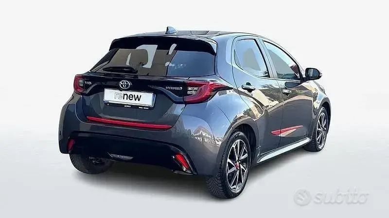 Usata Toyota Yaris Hybrid Style 92 CV (67 kW) 2022 Grigio Berlina