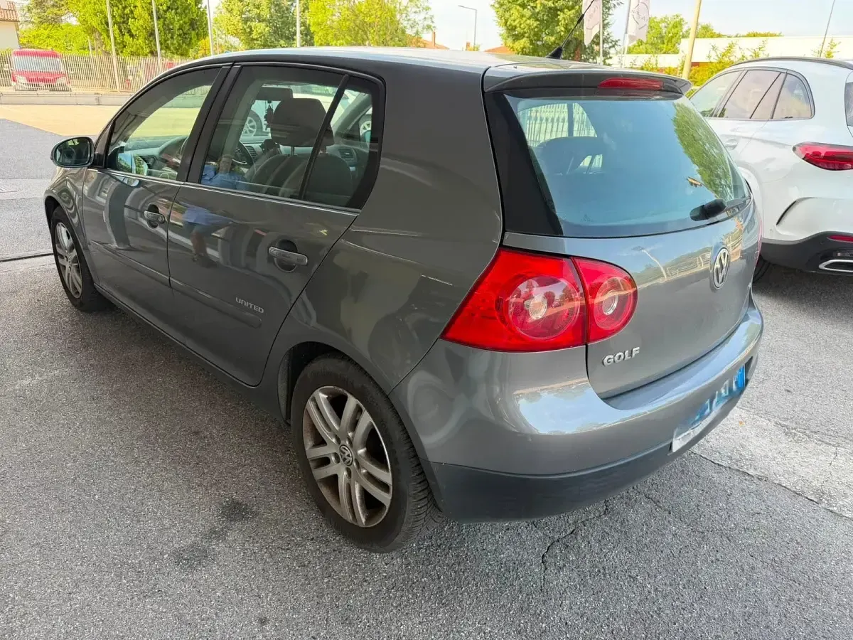 Usata VW Golf V 102 CV (75 kW) 2008 Grigio