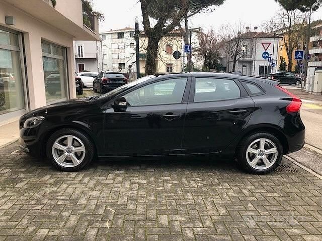 Usata Volvo V40 Kinetic 119 CV (87 kW) 2016 Nero Berlina