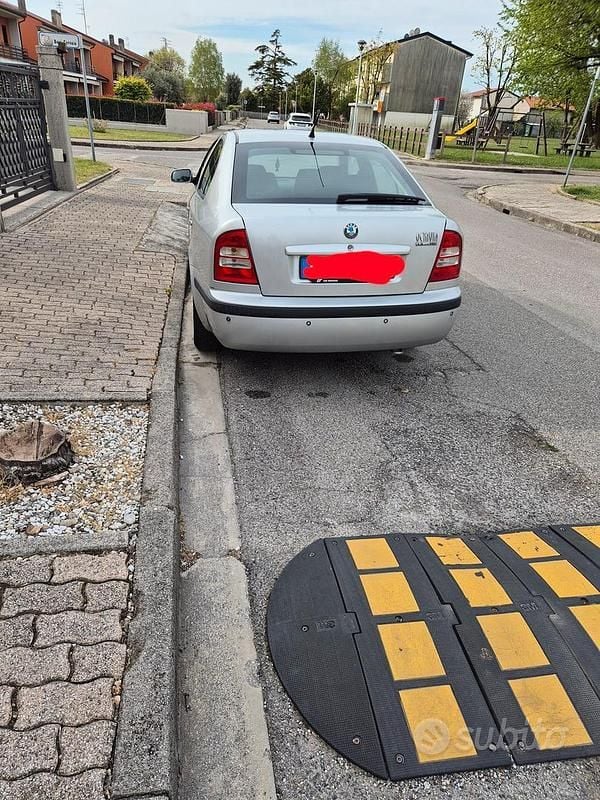 Usata Skoda Octavia Elegance 110 CV (80 kW) 2003 Grigio Berlina