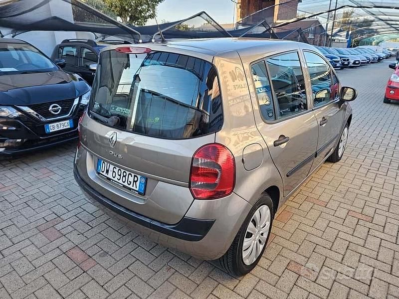 Usata Renault Modus Dynamique 75 CV (55 kW) 2009 Oro Monovolume