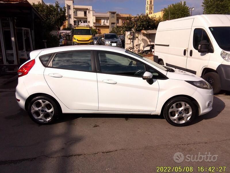 Usata Ford Fiesta 97 CV (71 kW) 2012 Bianco Utilitaria