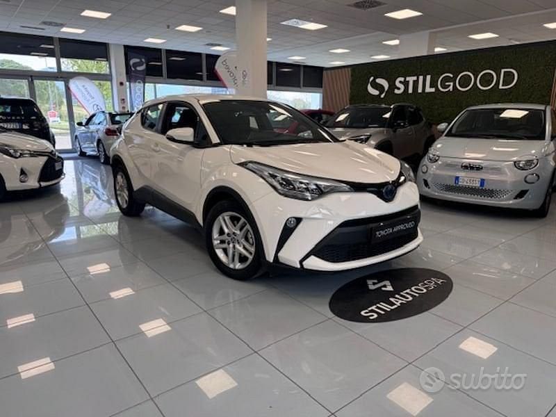 Usata Toyota C-HR Active 122 CV (89 kW) 2022 Bianco SUV