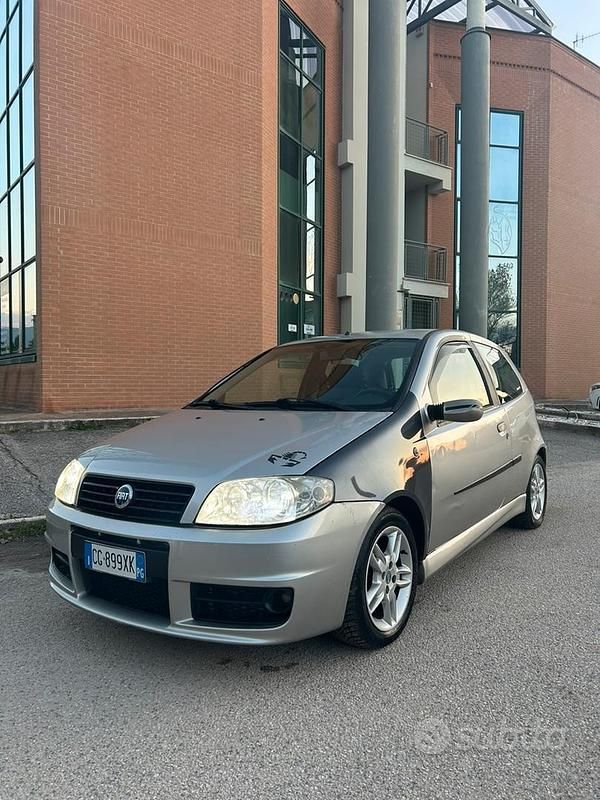 Usata 2005 Fiat Punto Tre volumi | 800 € (Ottimo prezzo) - Immagine 1/4