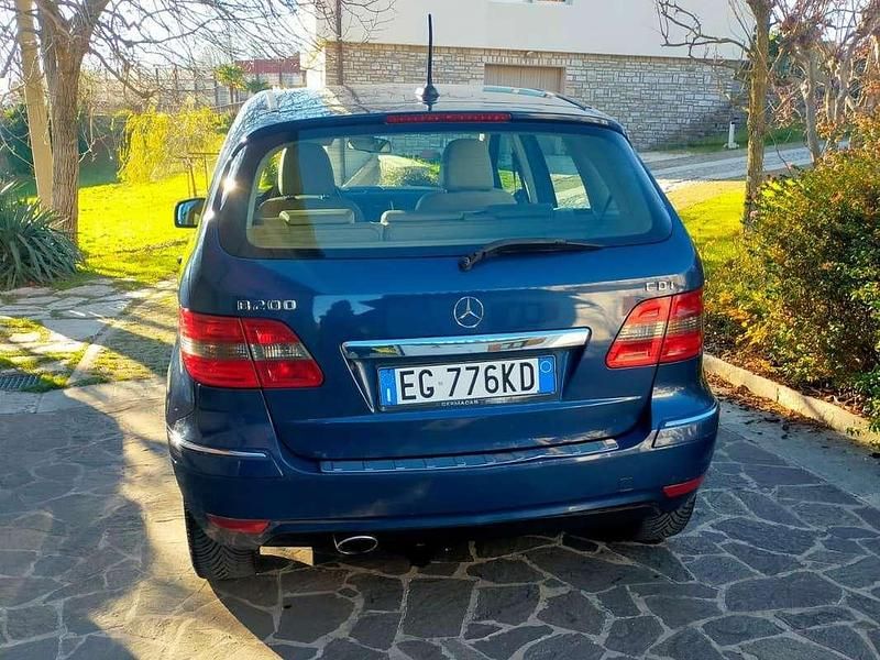 Usata Mercedes B200 Premium 140 CV (102 kW) 2011 Blu/azzurro Monovolume