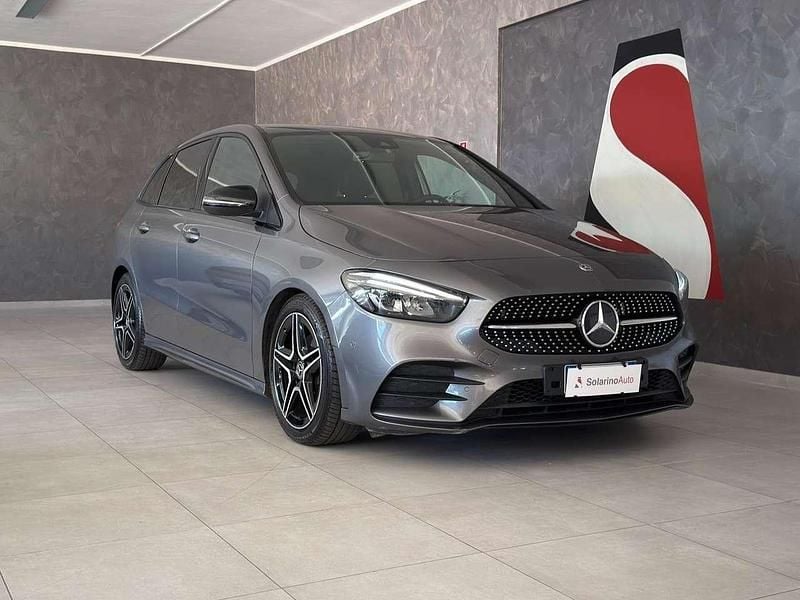 Grigio Usata 2019 Mercedes B180 AMG line Monovolume | 18.450 € (Buon prezzo) - Immagine 1/4
