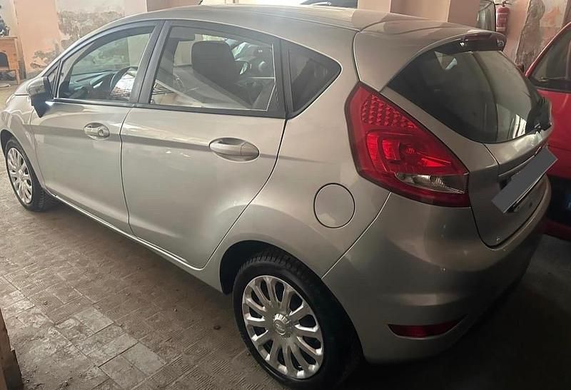 Usata Ford Fiesta 96 CV (70 kW) 2012 Grigio Utilitaria