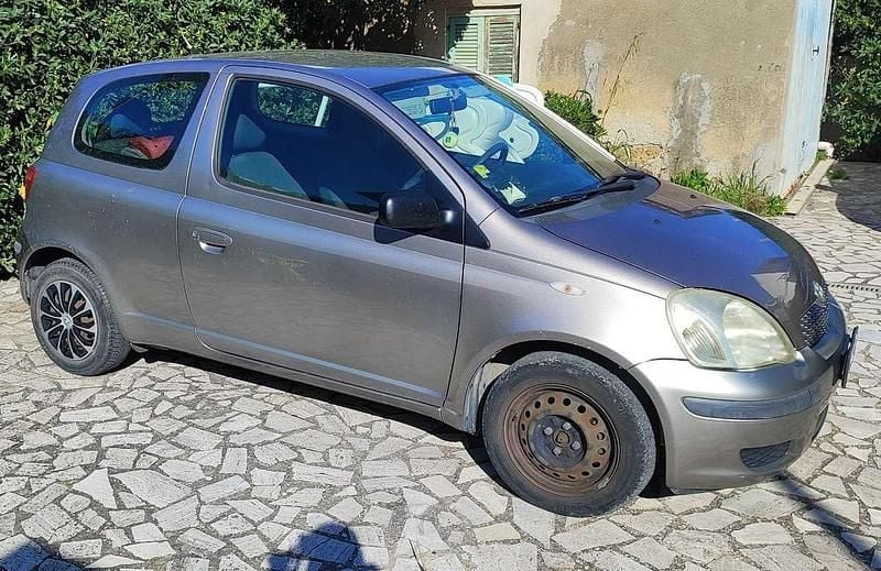 Usata Toyota Yaris 65 CV (47 kW) 2004 Grigio Utilitaria