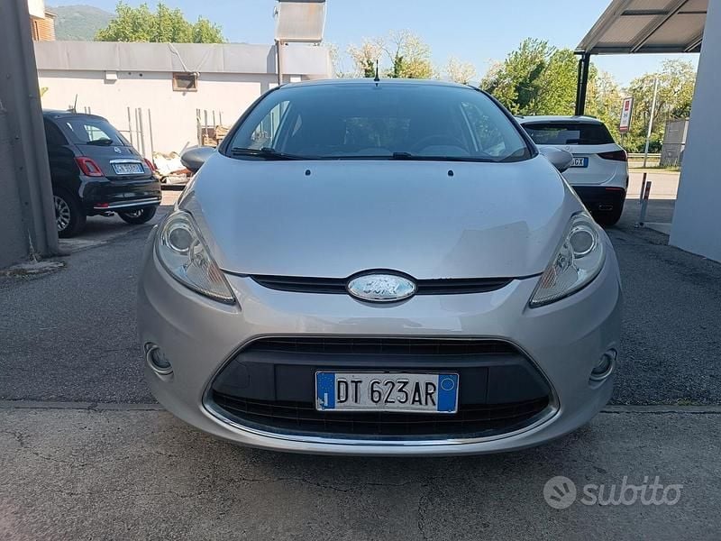 Usata Ford Fiesta 82 CV (60 kW) 2009 Grigio Berlina