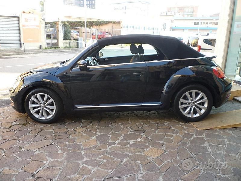 Usata VW Beetle Cabriolet Design 105 CV (77 kW) 2016 Nero Cabrio