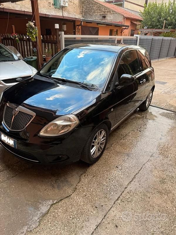 Nero Usata 2010 Lancia Ypsilon Due volumi | 3000 € (Buon prezzo) - Immagine 1/4