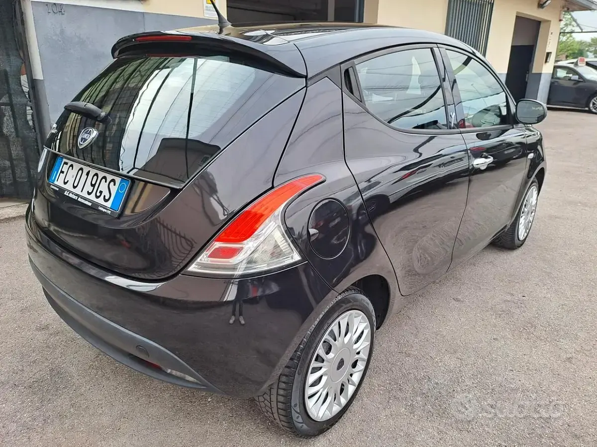 Usata Lancia Ypsilon 69 CV (50 kW) 2015 Nero Utilitaria