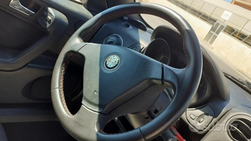 Usata Alfa Romeo GTV 165 CV (121 kW) 2004 Rosso Coupé