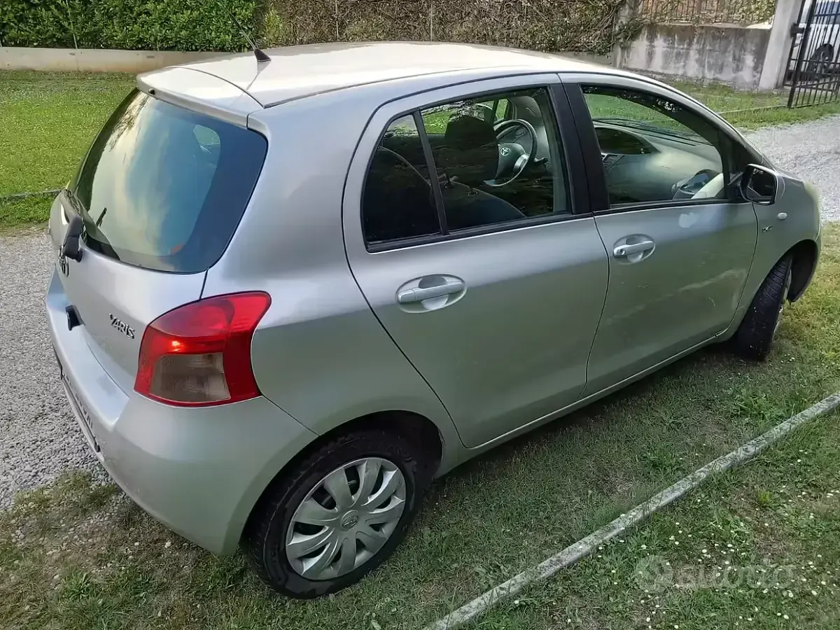 Usata Toyota Yaris 90 CV (66 kW) 2008 Grigio Utilitaria