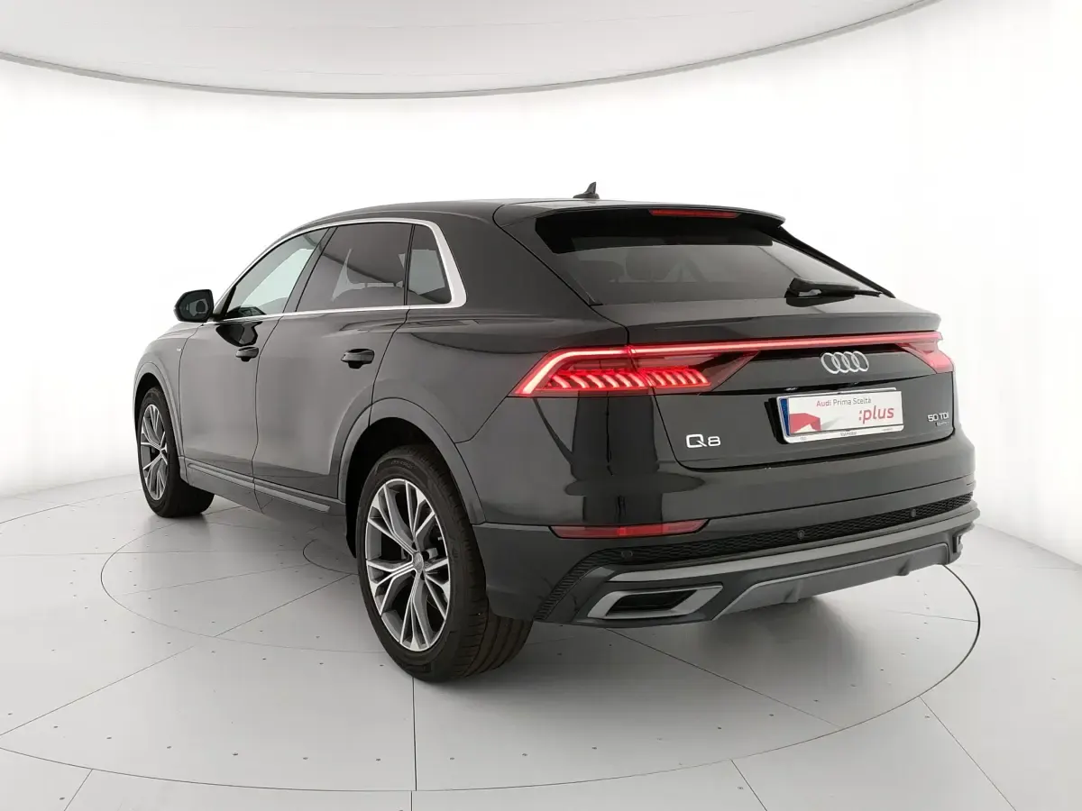 Usata Audi Q8 Sport 286 CV (210 kW) 2019 A1 nero intenso SUV