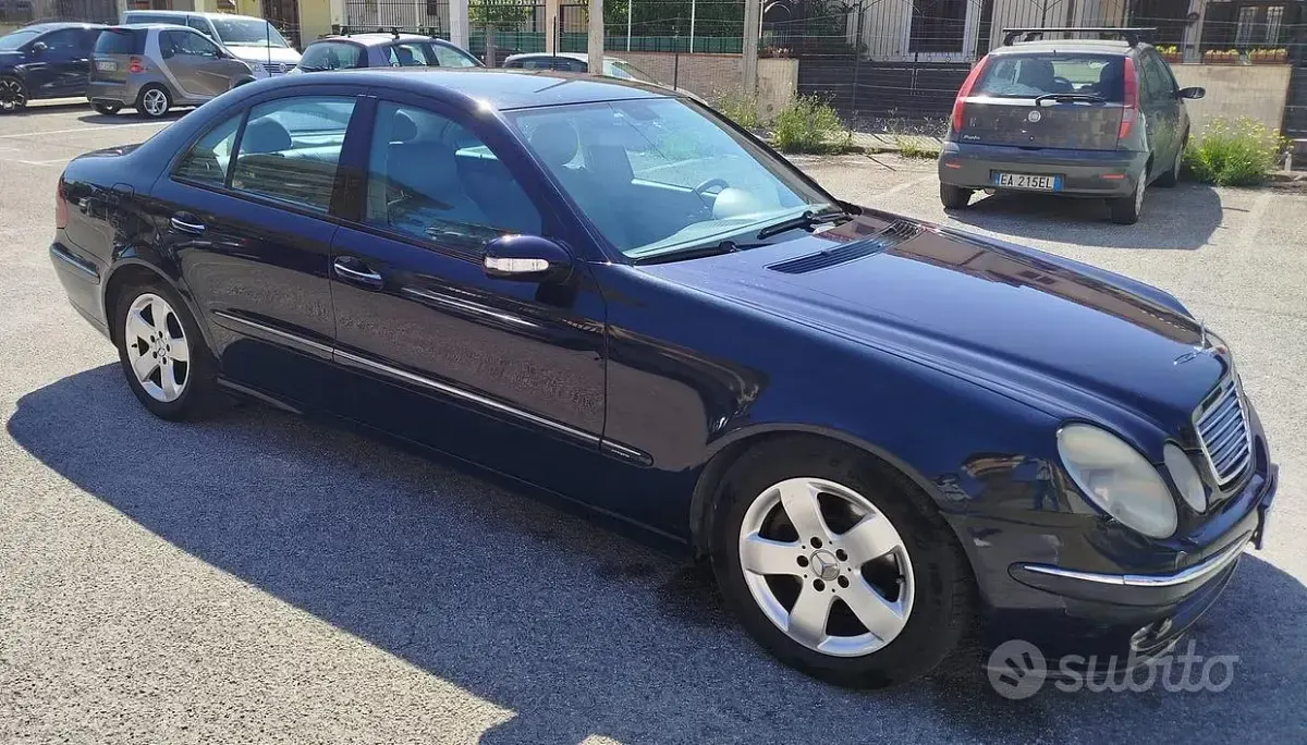 Usata Mercedes E270 122 CV (89 kW) 2004 Blu Berlina