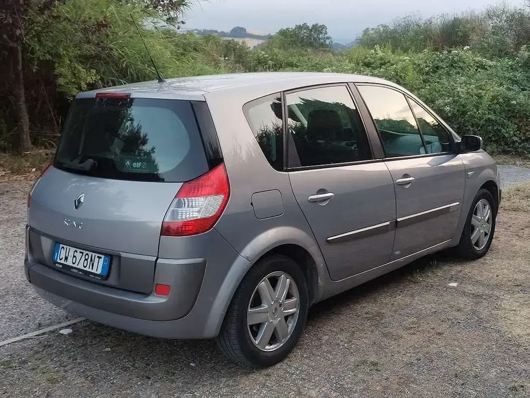 Usata Renault Scénic II Dynamique 106 CV (77 kW) 2005 Grigio Monovolume