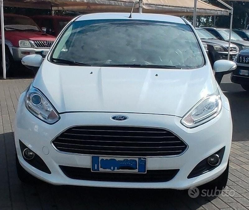 Usata Ford Fiesta Individual 95 CV (69 kW) 2014 Bianco Berlina