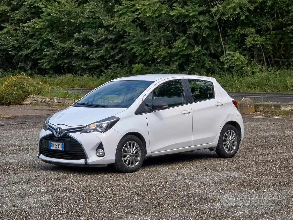 Begagnad Toyota Yaris Lounge 69 HK (50 kW) 2016 Vit Sedan