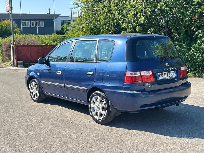 Usata Kia Carens EX 112 CV (82 kW) 2004 Blu Monovolume