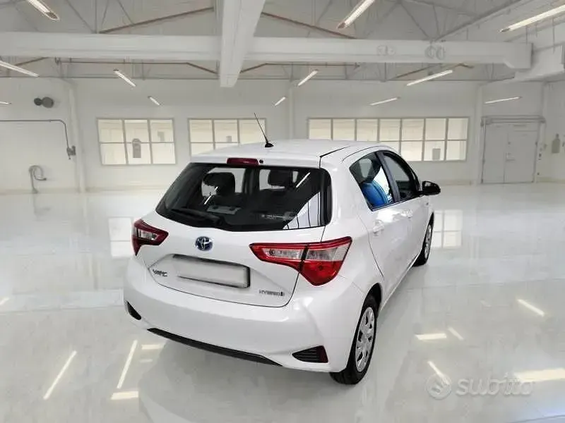 Usata Toyota Yaris Hybrid Business Edition 73 CV (53 kW) 2019 Bianco Berlina
