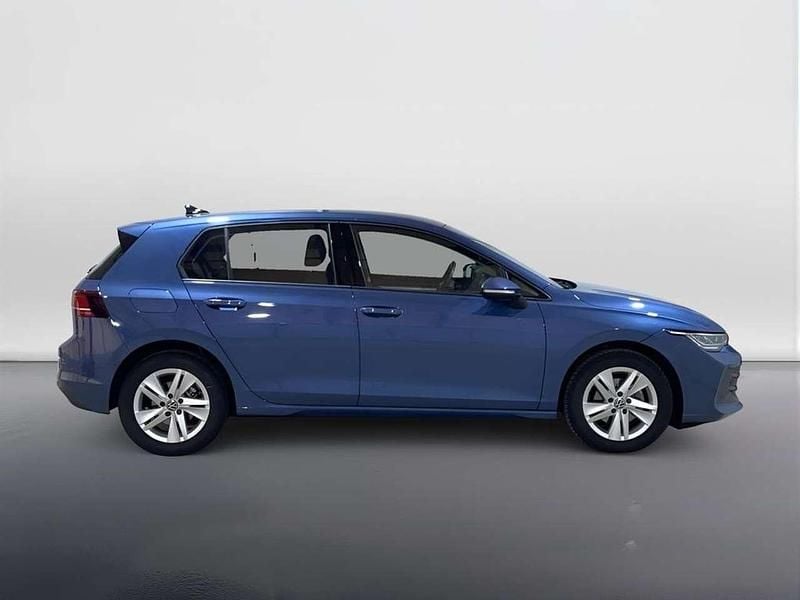 Usata VW Golf VIII Life 116 CV (85 kW) 2025 Anemone blue metallizzato Berlina