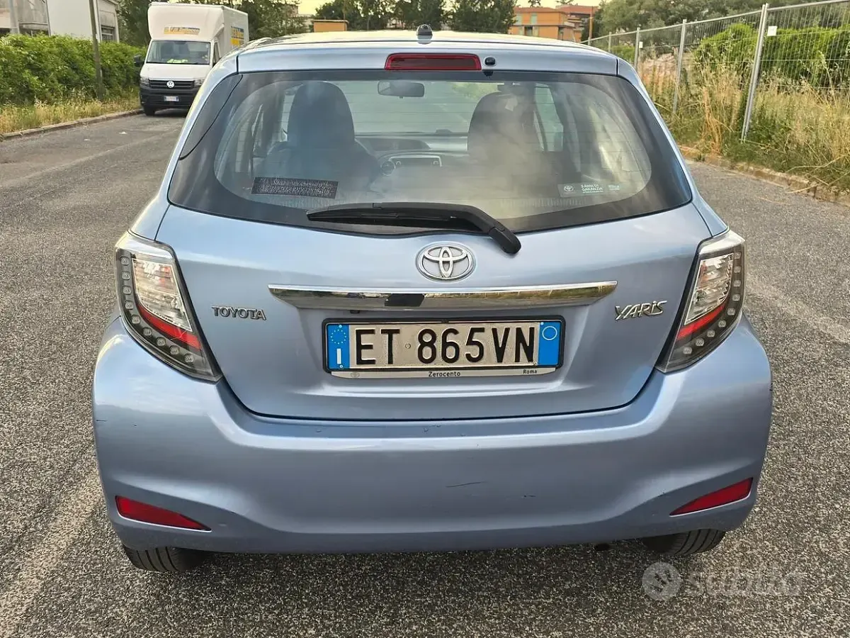 Usata Toyota Yaris Active 69 CV (50 kW) 2014 Blu Utilitaria