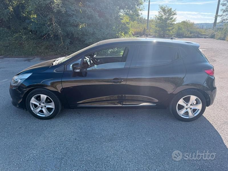 Second-hand Renault Clio IV 75 CP (55 kW) 2013 Negru Hatchback