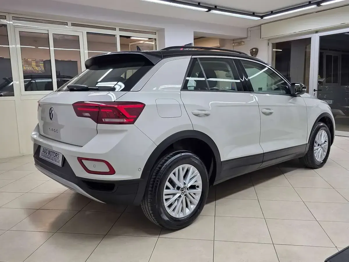 Usata VW T-Roc Life 110 CV (80 kW) 2023 Ascot grey tetto a contrasto SUV