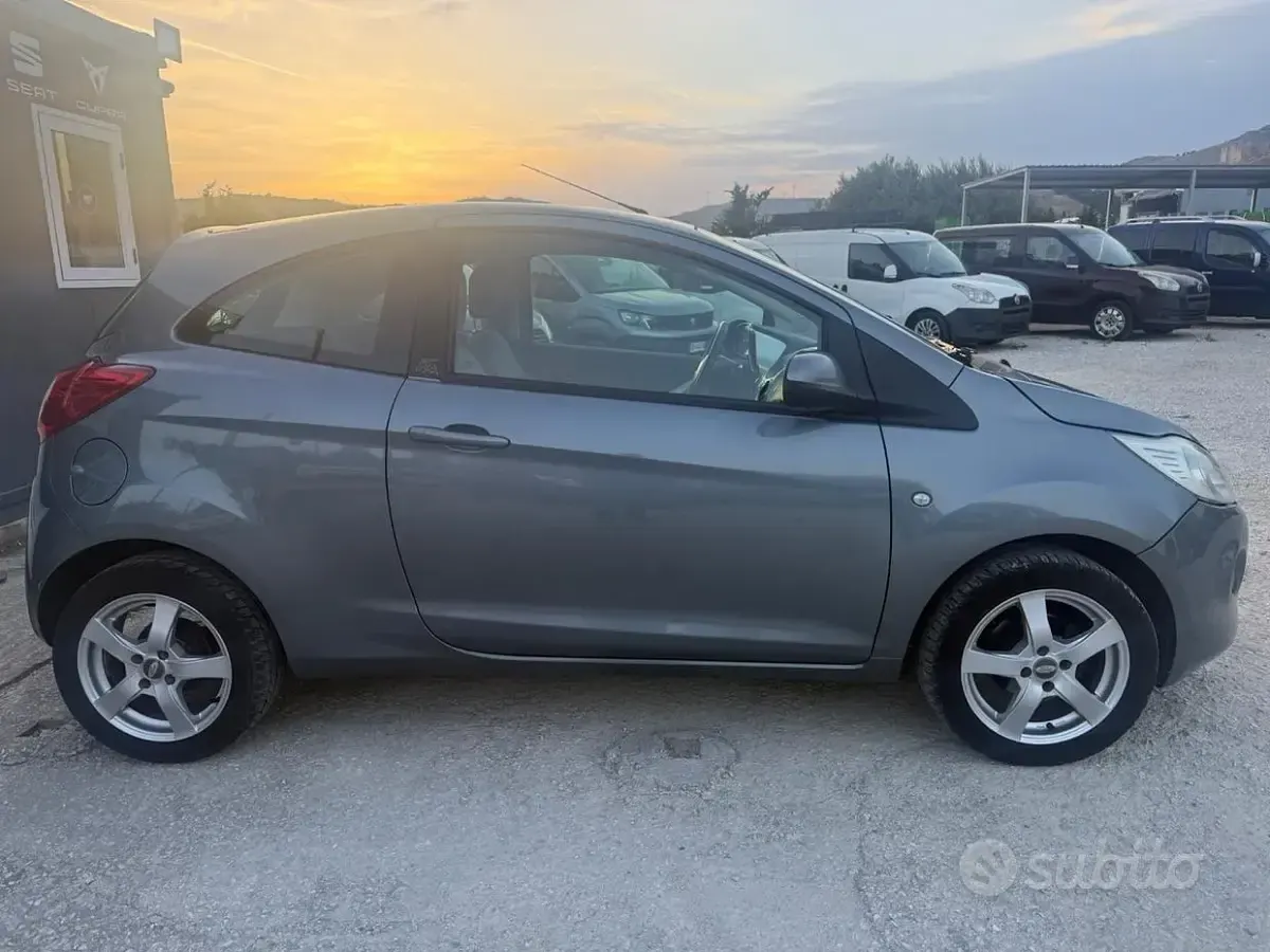 Begagnad Ford Ka Titanium 69 HK (50 kW) 2009 Grå Halvkombi