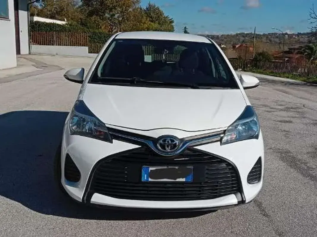 Usata Toyota Yaris Lounge 69 CV (50 kW) 2016 Bianco Berlina