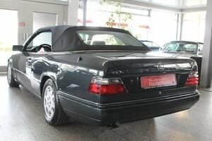 Usata Mercedes E300 Sportline 220 CV (161 kW) 1996 Nero Cabrio