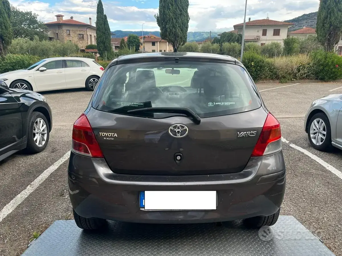 Usata Toyota Yaris Sol 101 CV (74 kW) 2009 Grigio Utilitaria