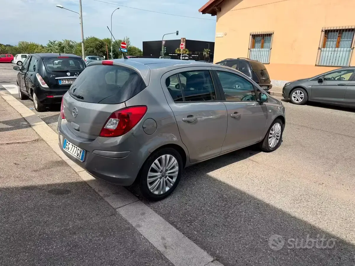 Usata Opel Corsa Cosmo 86 CV (63 kW) 2011 Marrone Utilitaria