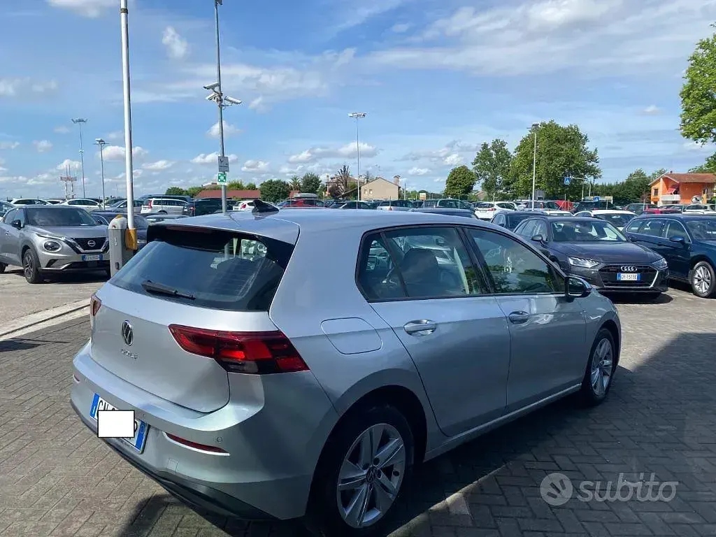 Usata VW Golf VIII Life 131 CV (96 kW) 2023 Grigio Berlina