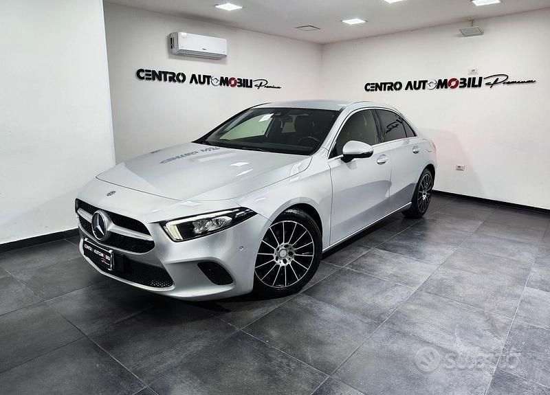 Grigio Usata 2020 Mercedes A200 Tre volumi | 22.999 € (Buon prezzo) - Immagine 1/4
