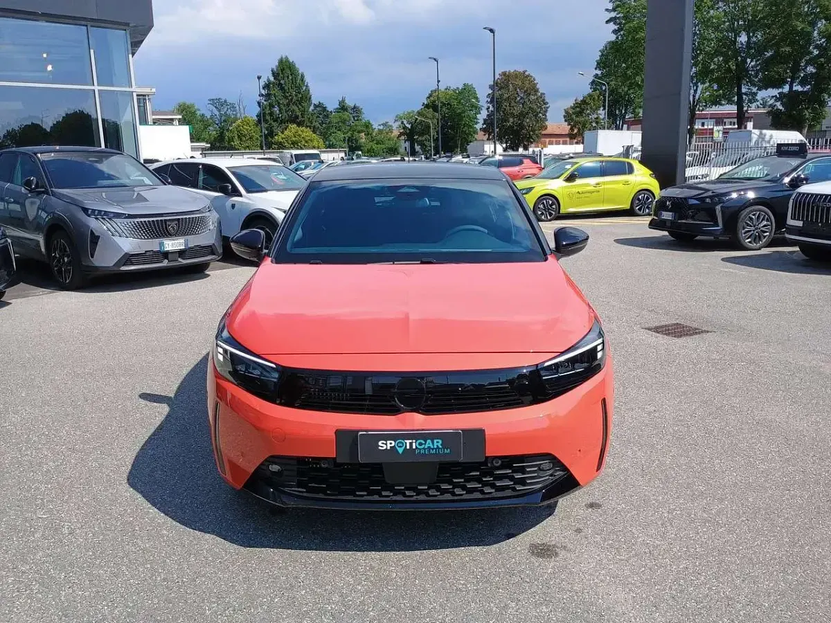 Nuova Opel Corsa 101 CV (74 kW) 2026 Koral orangetetto nero Utilitaria