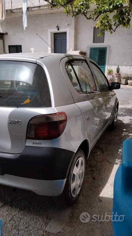 Begagnad Toyota Yaris 68 HK (50 kW) 2002 Grå Halvkombi