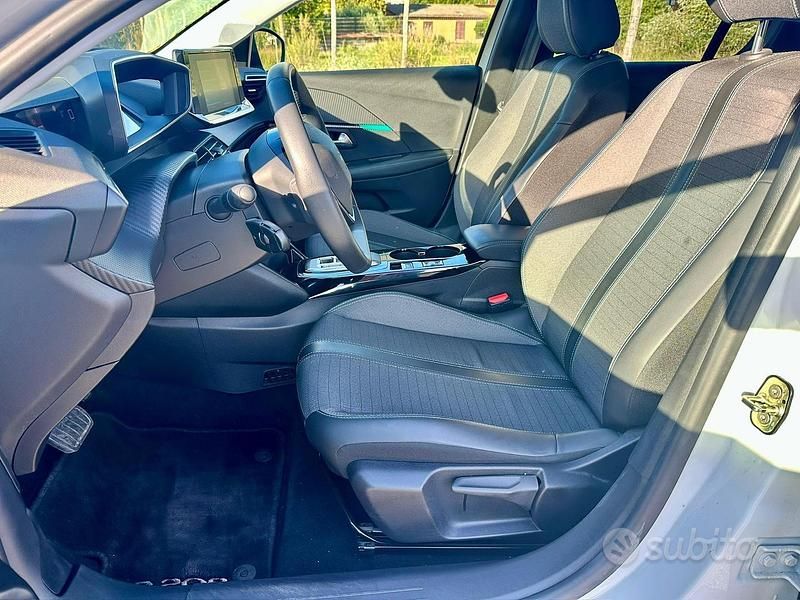 Usata Peugeot 208 Allure 100 kW (136 CV) 2022 Bianco Utilitaria
