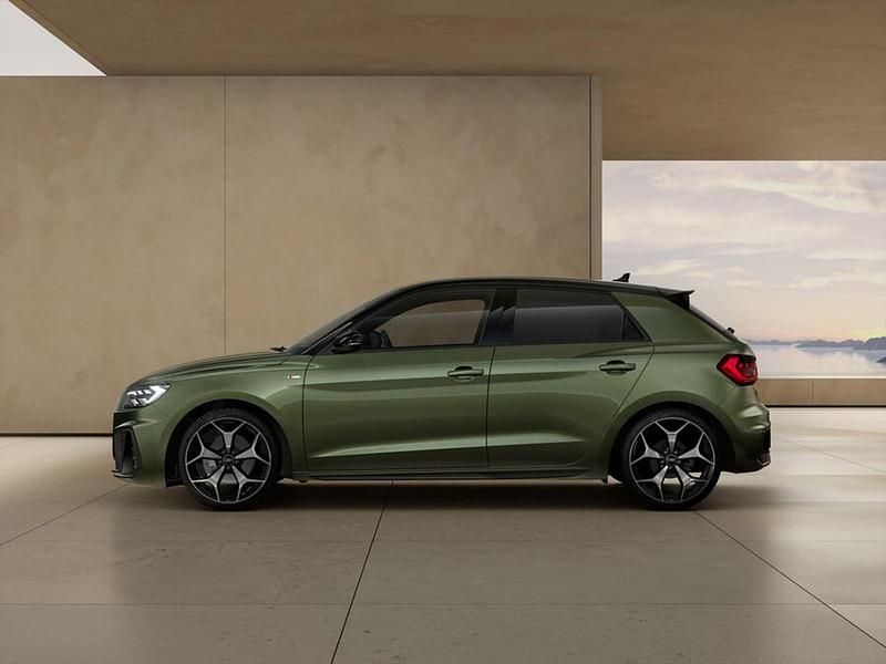 Nuova Audi A1 Sportback Design 116 CV (85 kW) 2025 Verde distretto metallizzato nero mito m Utilitaria
