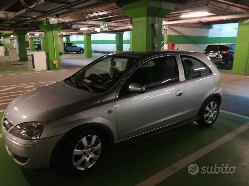 Usata Opel Corsa 69 CV (50 kW) 2005 Grigio Utilitaria