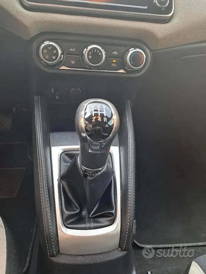 Usata Nissan Micra N-Connecta 90 CV (66 kW) 2017 Grigio Utilitaria
