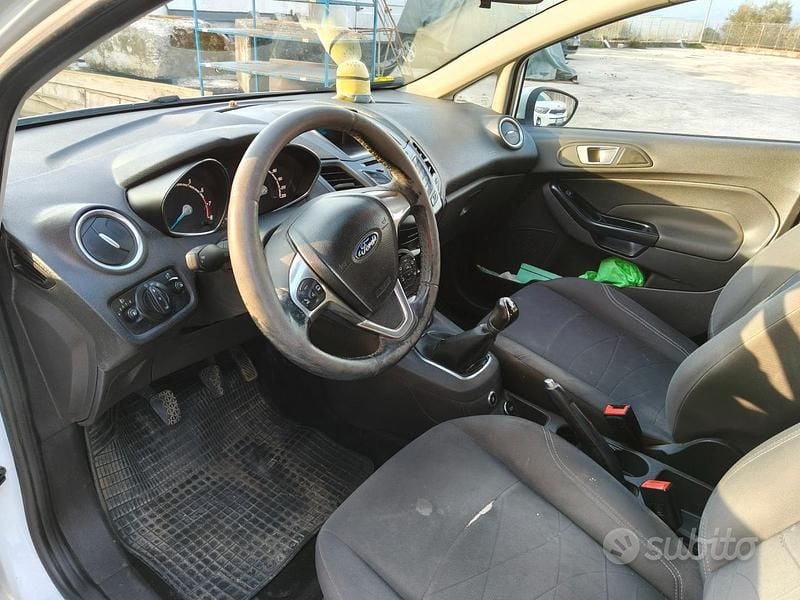 Usata Ford Fiesta Titanium 92 CV (67 kW) 2014 Bianco Utilitaria