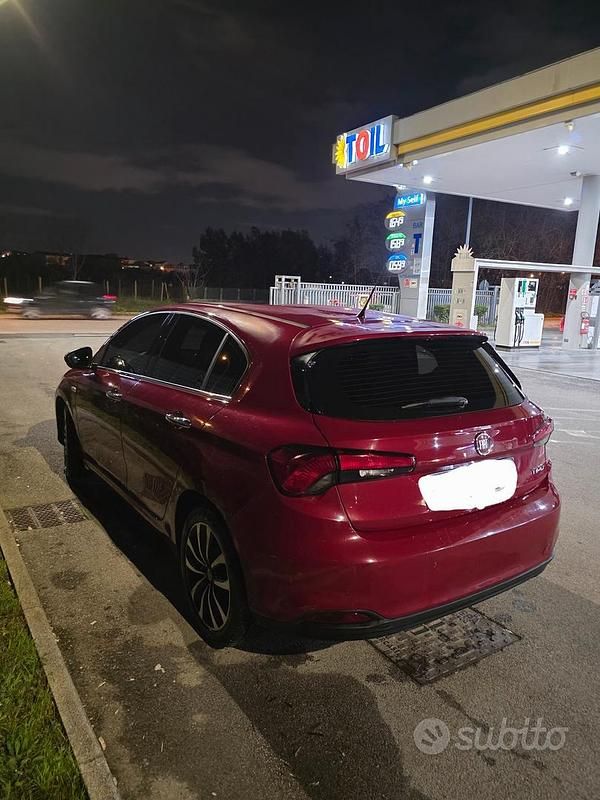 Käytetty Fiat Tipo Lounge 95 HP (69 kW) 2017 Punainen Sedan